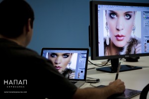 Students shooting at the Hananexposures studio lighting digital workflow & retouching workshop.